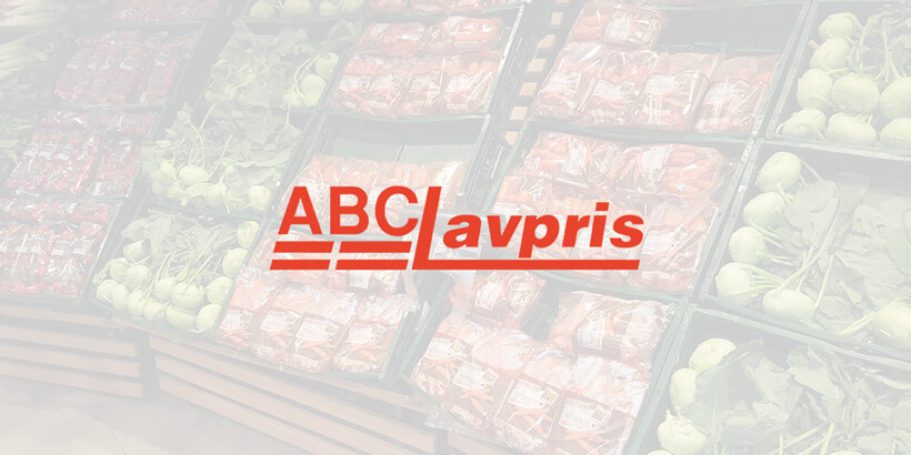 Billedet viser ABC Lavpris' logo i rødt. Bogstaverne ABC står på et danebrogsflag og til højre for det laver "L" fra "lavpris"en linje igennem billedet efterfulgt af de resterende bogstaver. Øverst står der www.abc-lavpris.dk. Nederst står der "billigst på hele indkøbet"